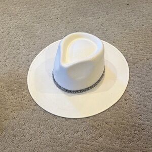 Olive and Pique chic White Fedora with spike detailed Band-adjustable